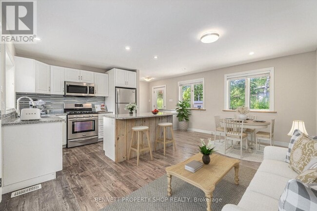 Building Photo - 579 Peneshula Rd