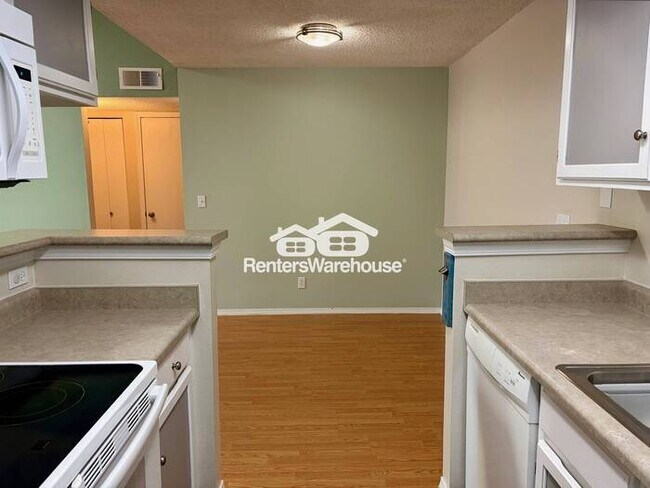 Foto del edificio - Great Unit. $1350  Come see it!!!  Bright and Open with spacious 1 bed, 1 bath end unit with outd...