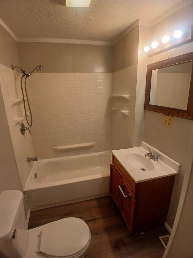 Building Photo - For Rent: 2BR/1BA Home in Muncie!