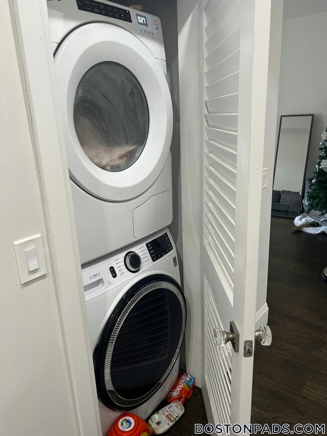 Building Photo - 7 Strathmore Rd