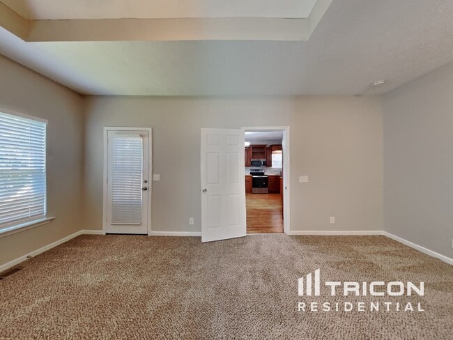 Building Photo - 316 Lone Oak Dr