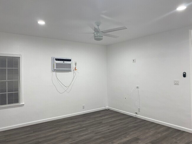 Building Photo - 8917 Clifton Way