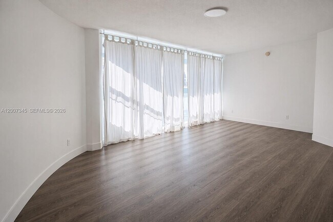 Foto del edificio - 6580 Indian Creek Dr