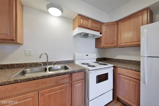 Building Photo - 900 N Durham Dr