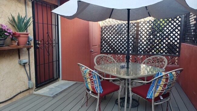 Patio privado de 300 pies cuadrados - 4049 Sunset Dr