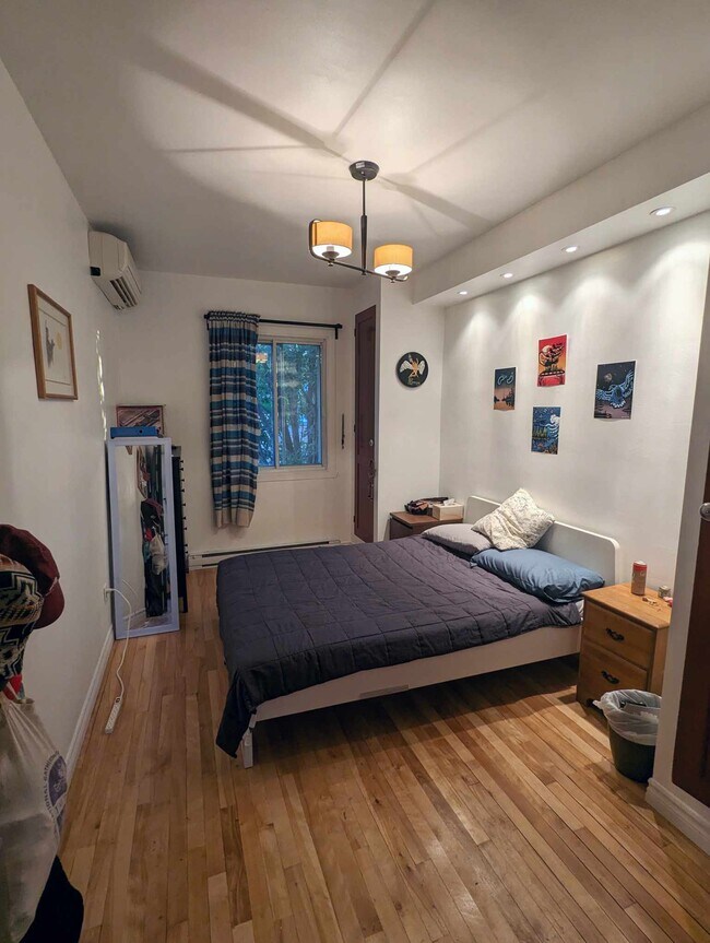 Building Photo - 5148 Av Jeanne-D'arc