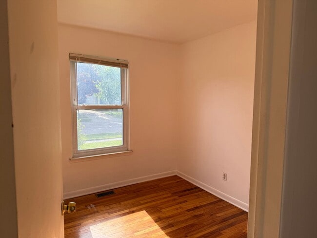 Building Photo - 3 bedroom 1 bath, fenced in back yard, one car attached garage