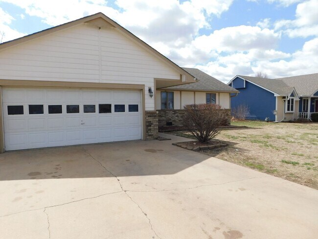 Building Photo - Beautiful 3 bedroom/2 bath home in west El...