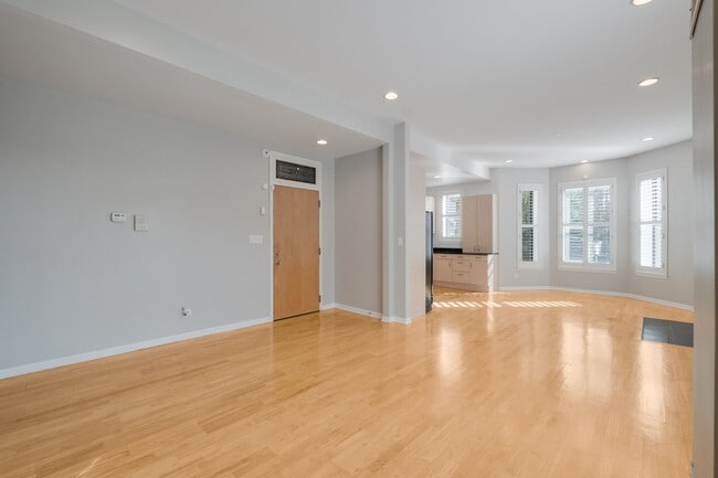 Building Photo - 4060 S Ellis Ave