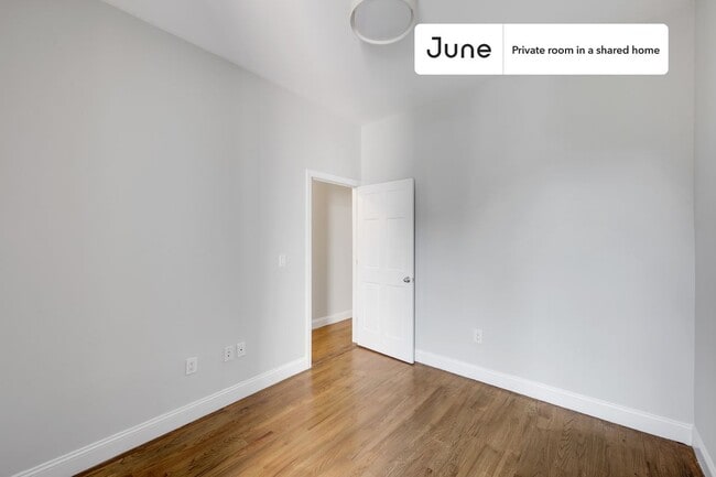 Building Photo - Private bedroom in 4 bed/1 bath Home