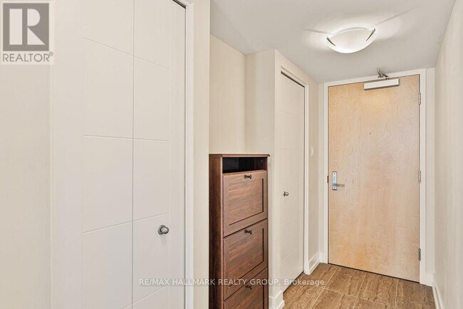 Building Photo - 40-1340 Nepean St