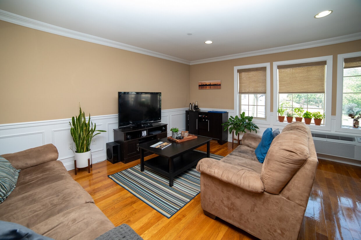 132 UNION Ave, East Rutherford, NJ 07073 Condo for Rent in East