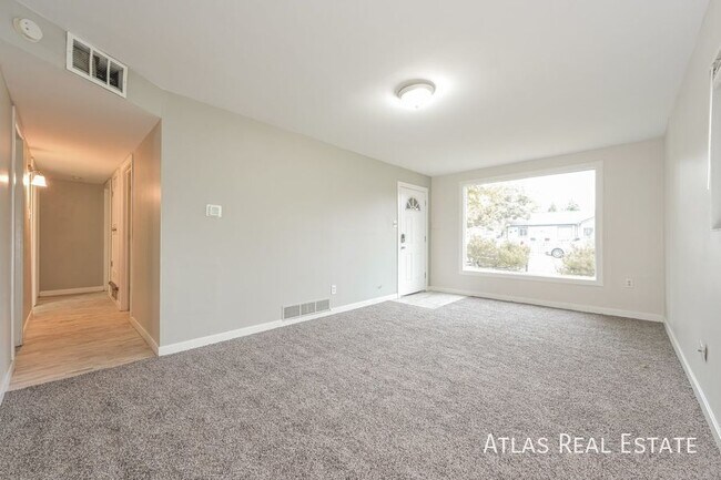 Foto del edificio - 1092 Worchester St