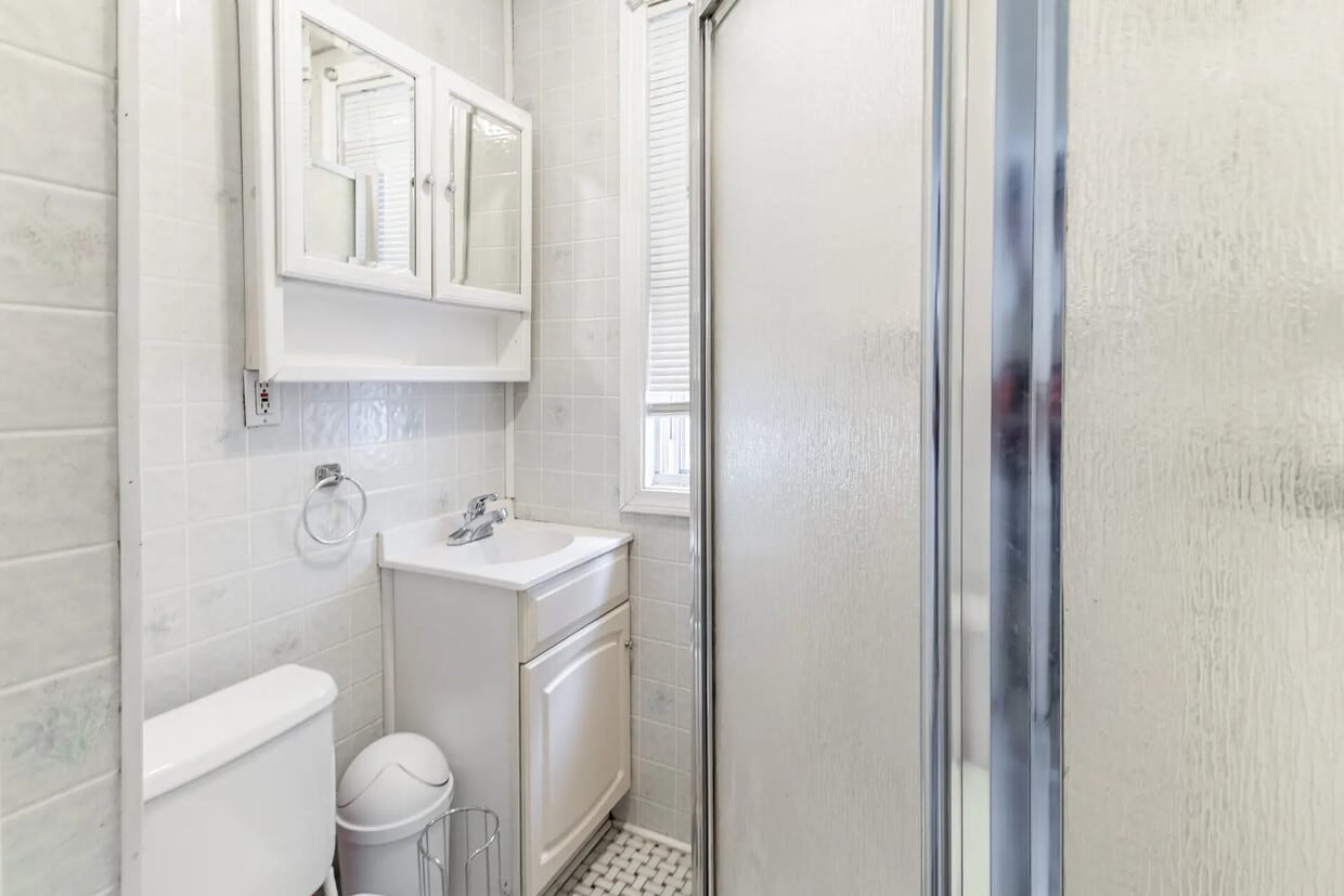 Primary Photo - 20 Howell St