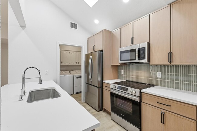 Todos los gabinetes y electrodomésticos de acero inoxidable son nuevos. - 4813 Via Ventura