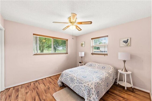 Building Photo - 1029 W Country Club Cir