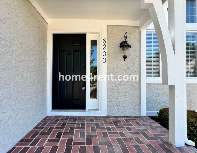 Foto del edificio - Maintenance Free Living w/ Hardwood Floors...