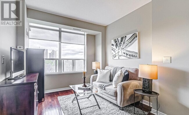 Building Photo - 736 Spadina Ave.