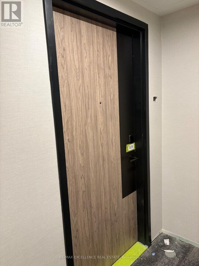 Photo du bâtiment - 1007 The Queensway