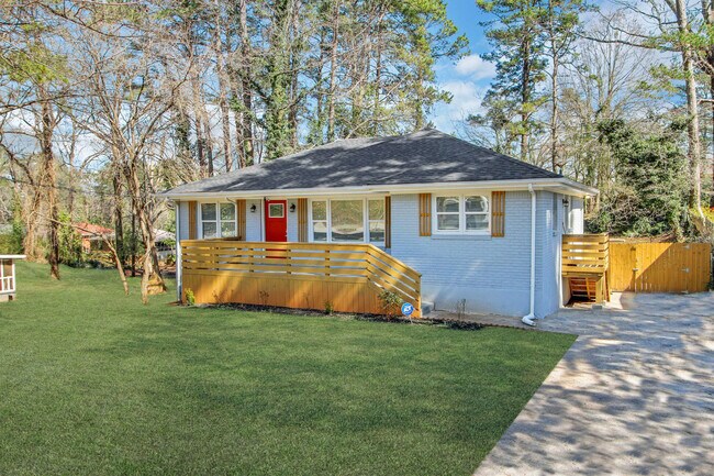 Building Photo - 2122 Holly Hill Dr