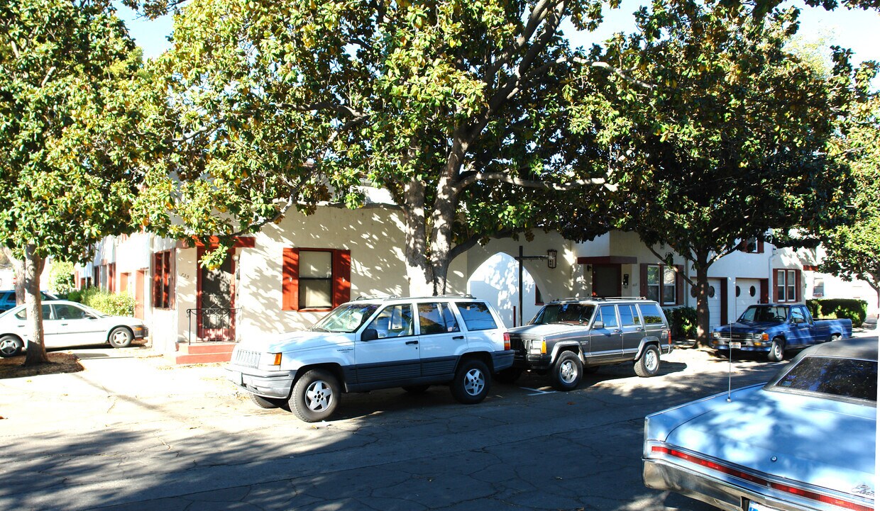 Primary Photo - 721-735 Mellus St