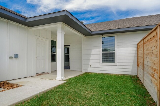 Building Photo - Bright & Cozy Townhome
