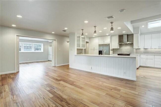 Building Photo - 2303 Fortune Dr