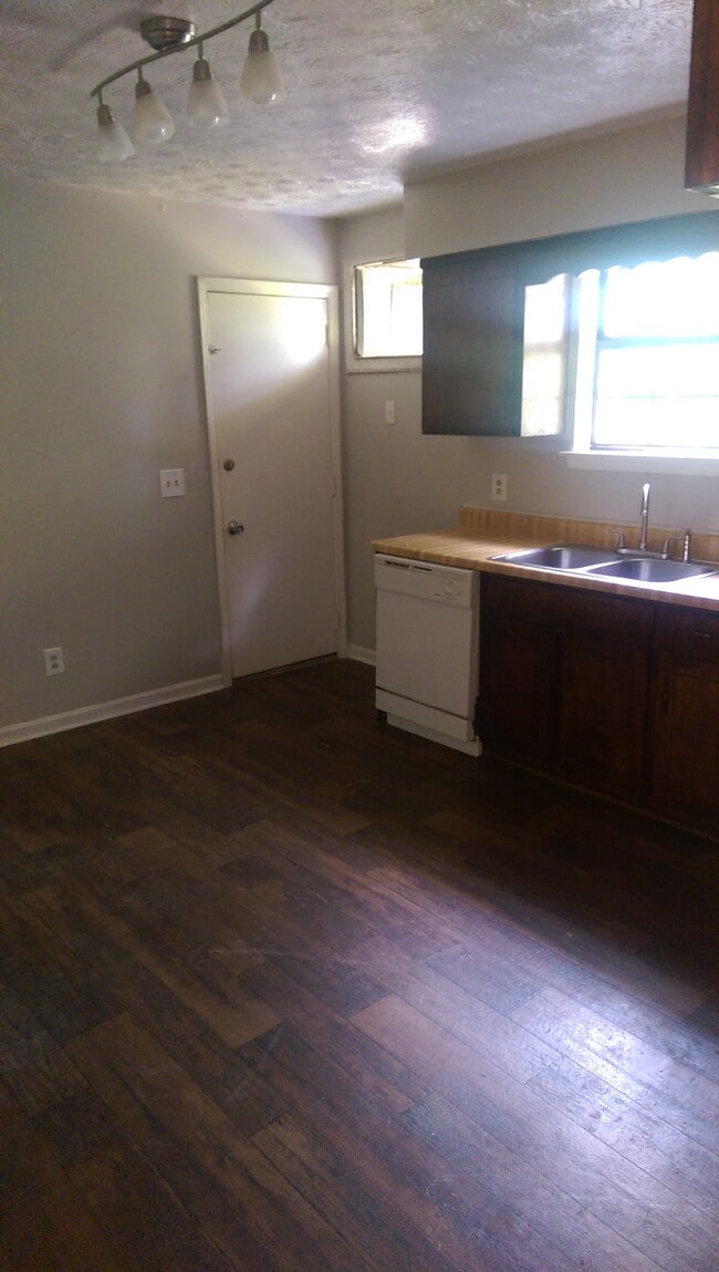 Building Photo - 3110 Wildwood Dr