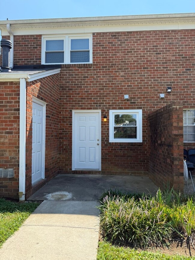 Building Photo - Adorable 2 Bedroom Convenient to I-29, Sho...