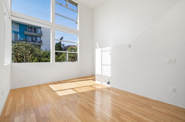 Building Photo - 742 N Hudson Ave