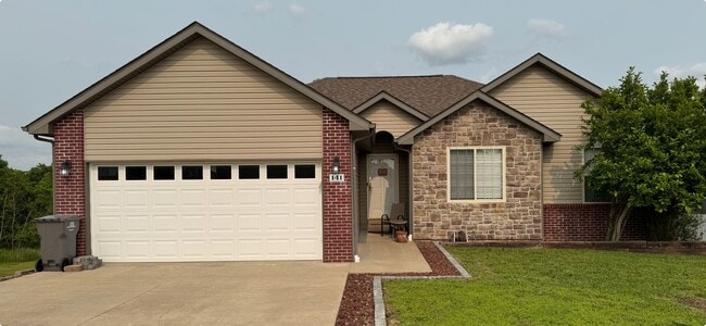 Building Photo - Beautiful 4 Bedroom Home!