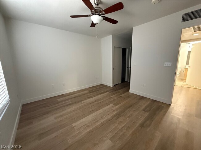 Foto del edificio - 8070 W Russell Rd