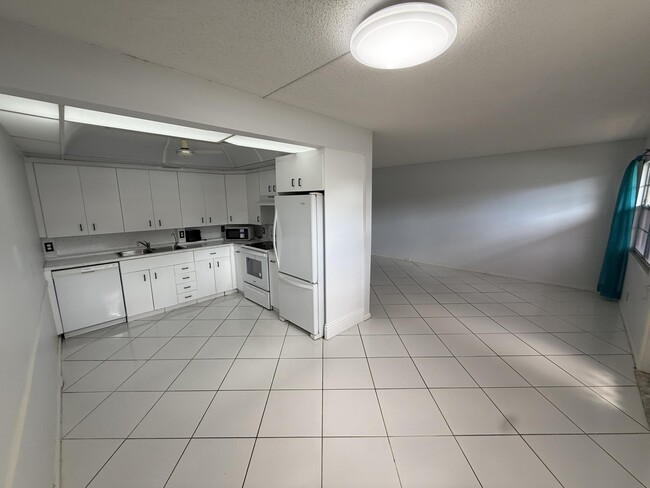 Building Photo - 1043 Newcastle A