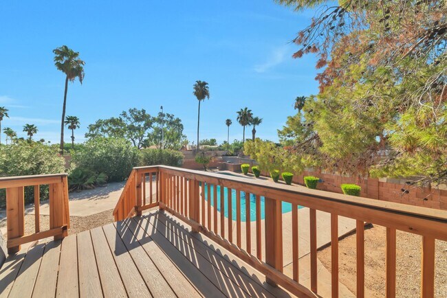 Foto del edificio - 1735 E La Jolla Dr