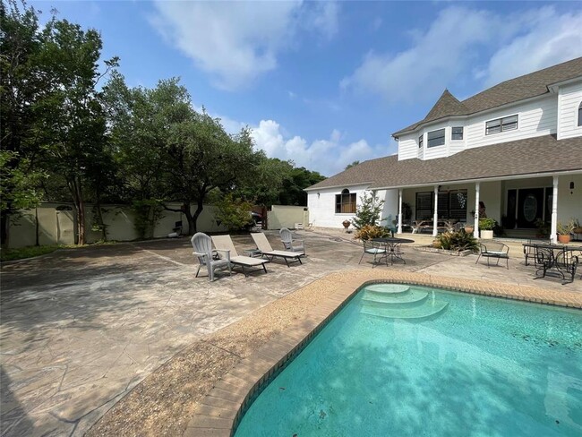 Building Photo - 110 S Cuernavaca Dr