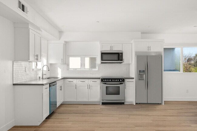 Building Photo - 1841 S Longwood Ave