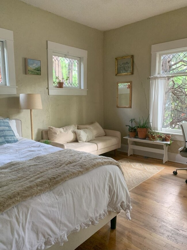 Building Photo - Sunny Whittier Neighborhood Studio in Vict...