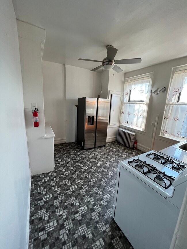 Kitchen - 2293 Loring Plz N