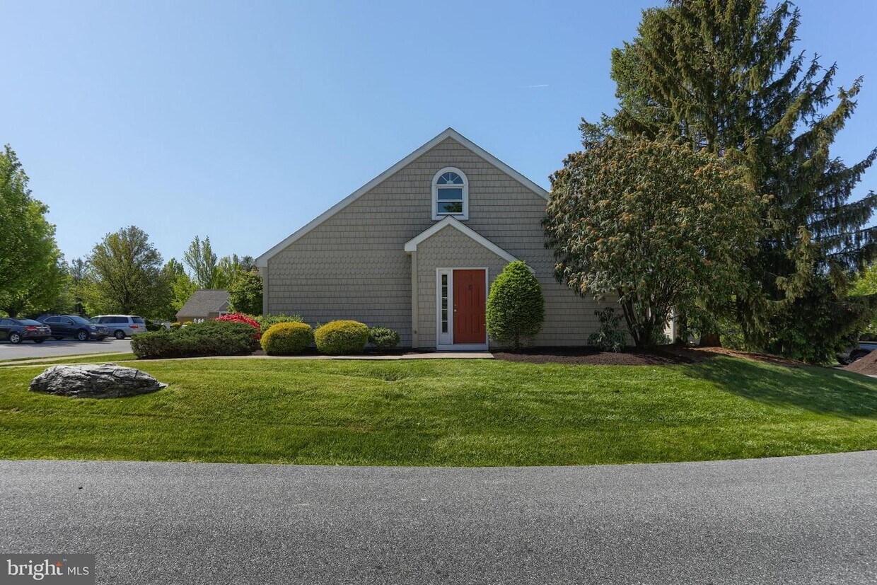 Primary Photo - 205 Crescent Dr