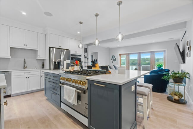 Building Photo - 83 Main St