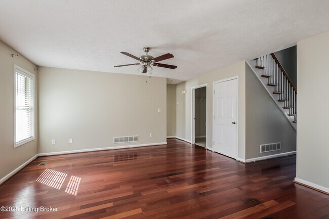 Foto del edificio - 9303 Longhorn Ct