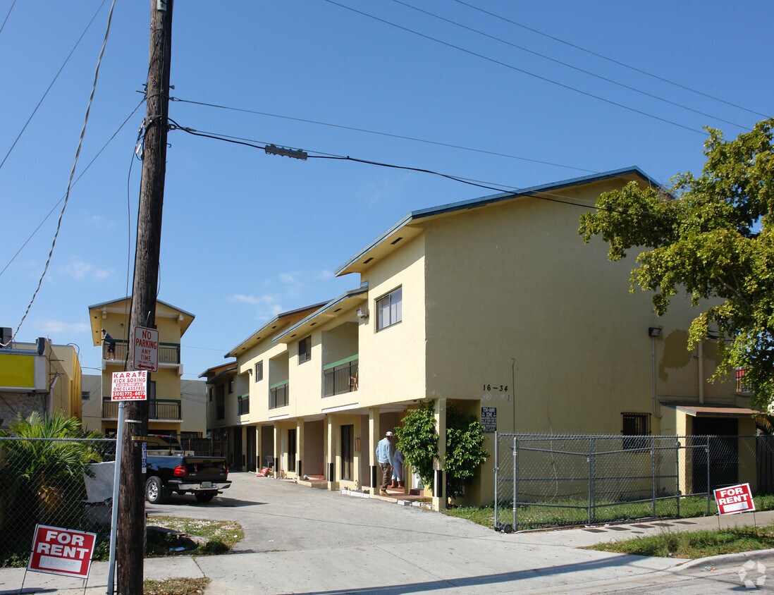 Foto del edificio - 16 NW 17th Ct