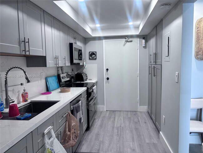 Building Photo - 18061 Biscayne Blvd