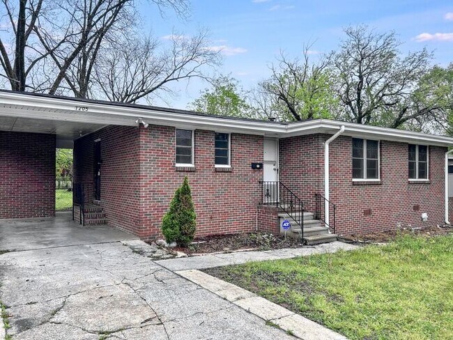 Foto del edificio - 1205 Woodward Rd