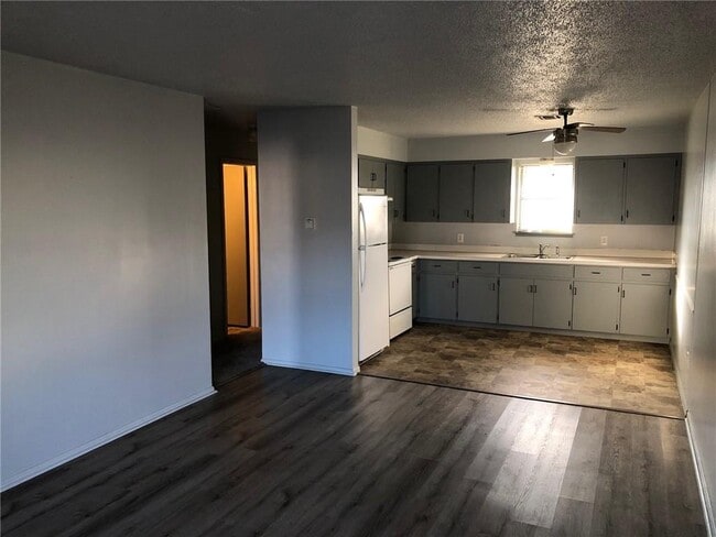 Building Photo - 300-302 W Benton St