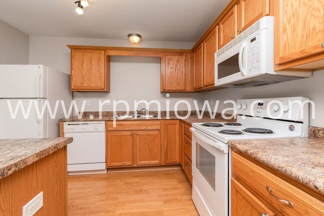 Building Photo - NEAR DMACC!! 2 Bedroom, 2 Bath Townhome in Ankeny