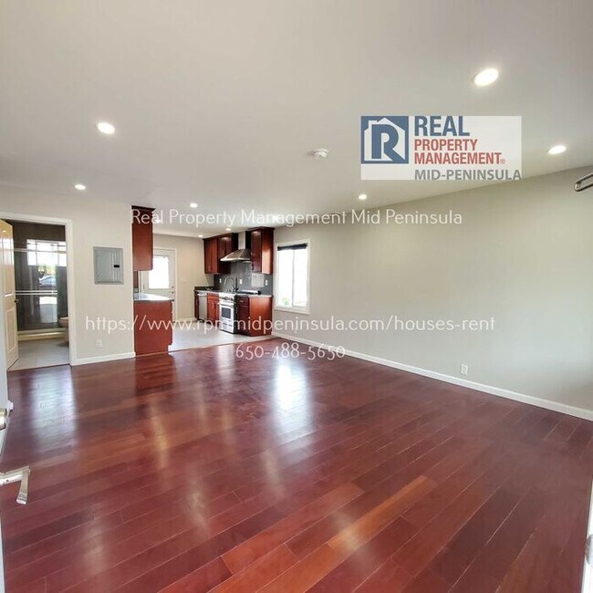 Building Photo - Beautiful 2 Bedroom / 1 Bath Duplex in Sou...