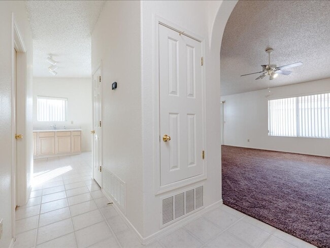 Building Photo - 3 Bedroom 2 Bathroom