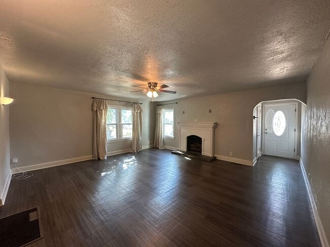 Building Photo - Charming 3-bed, 2-bath.