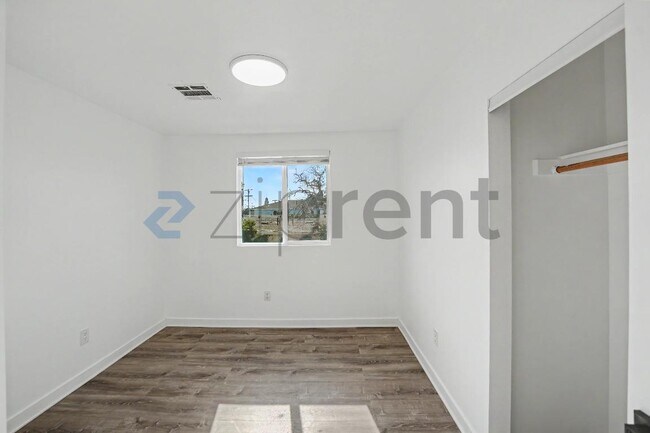 Building Photo - Unit